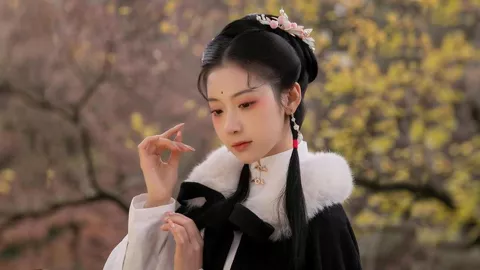 女生瀑布前拍照